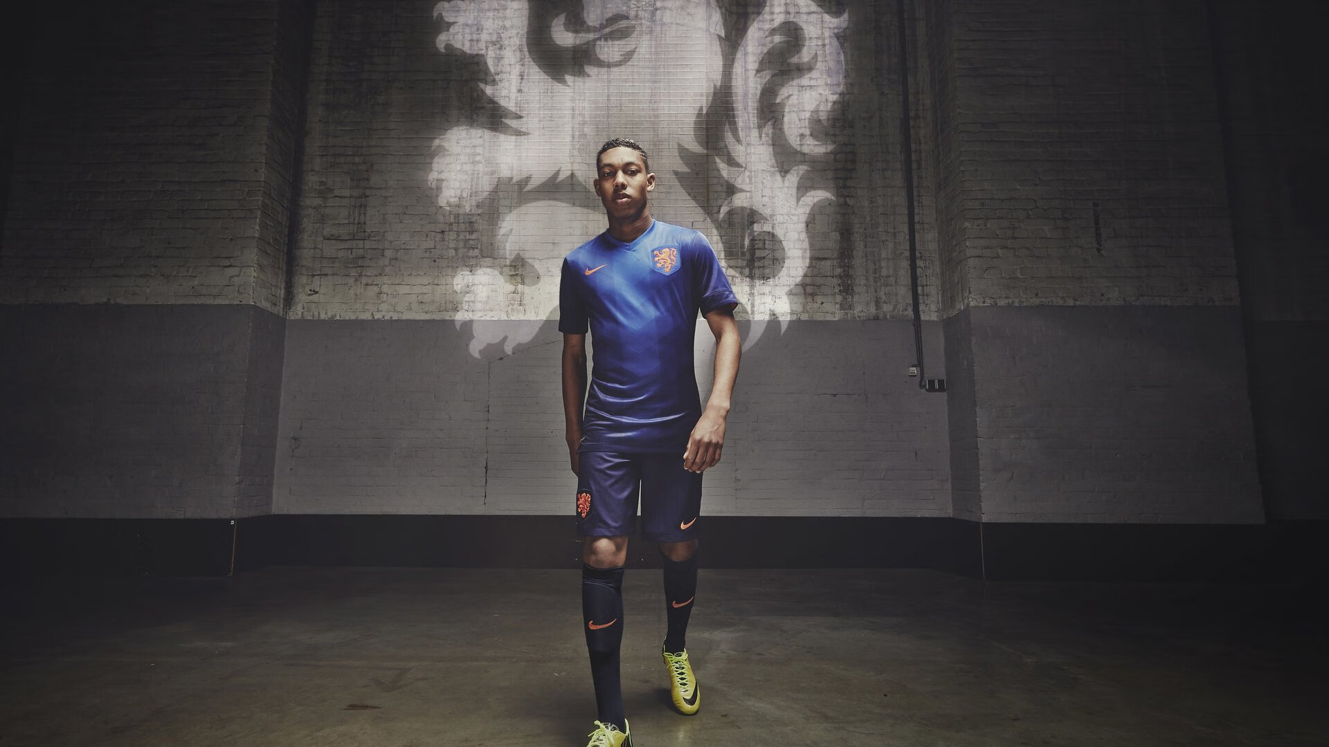 特色足球文化在高校校园中形成具有影响力的特色品牌，足球特色学校是什么意思